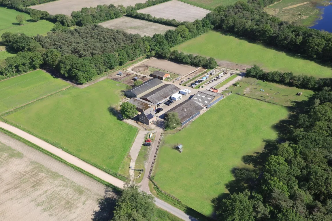 Luchtfoto van De Vlaemsche Hoeve en omliggende paddocks in Nispen