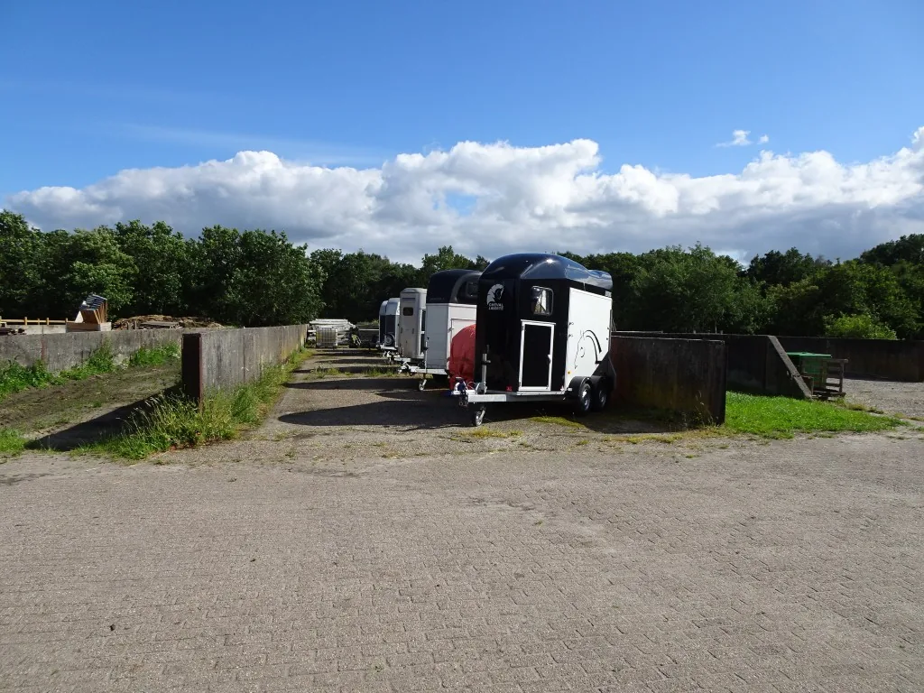 Parkeerplaats voor trailers en bezoekers